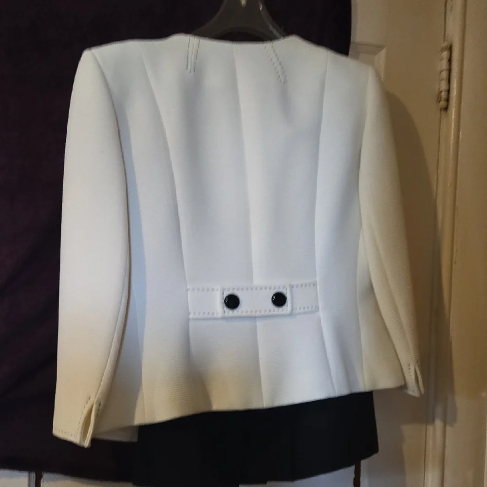TAHARI White Blazer Classic Tailored Design w/ Black Skirt - Picture 4 of 4